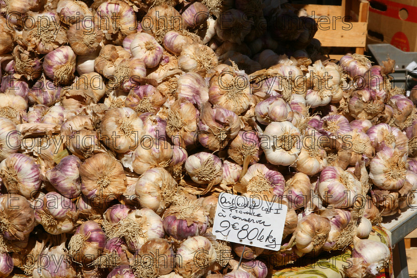IMG 9309 
 Garlic 
 Keywords: garlic,market,France,french,for sale,food,ingredient