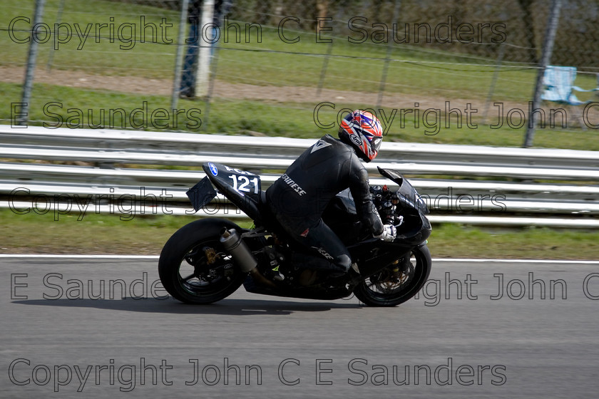 -6888 
 Racer 01 
 Keywords: motorcycle,motorbike,race track,racing,motorcyclist,motorsport,England,UK,Brands Hatch