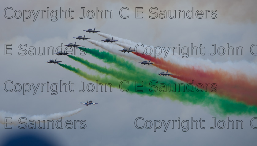 IMG 8302 
 Italian air display team performance 
 Keywords: aircraft,formation,aeroplane,flying,display,sky,blue,smoke,colours